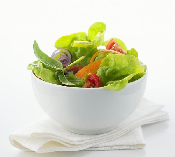 Ein Schälchen grüner Salat mit Gemüse & Basilikum